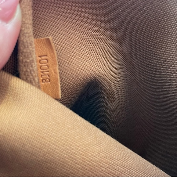 Louis Vuitton Pochette Accessoires - Picture 13 of 15